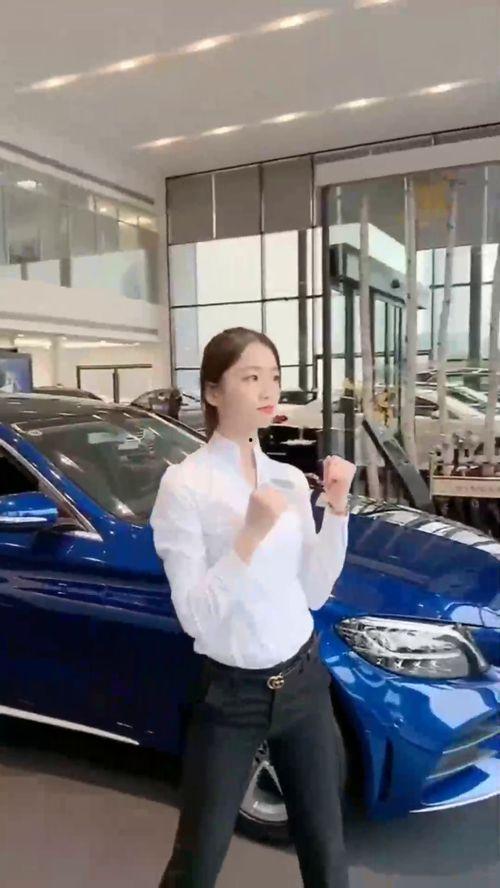 吃瓜奔驰销售小姐姐,揭秘汽车销售界的趣味瞬间