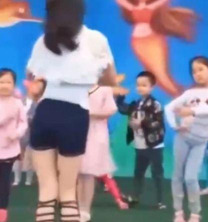头条老师领舞火了的视频
